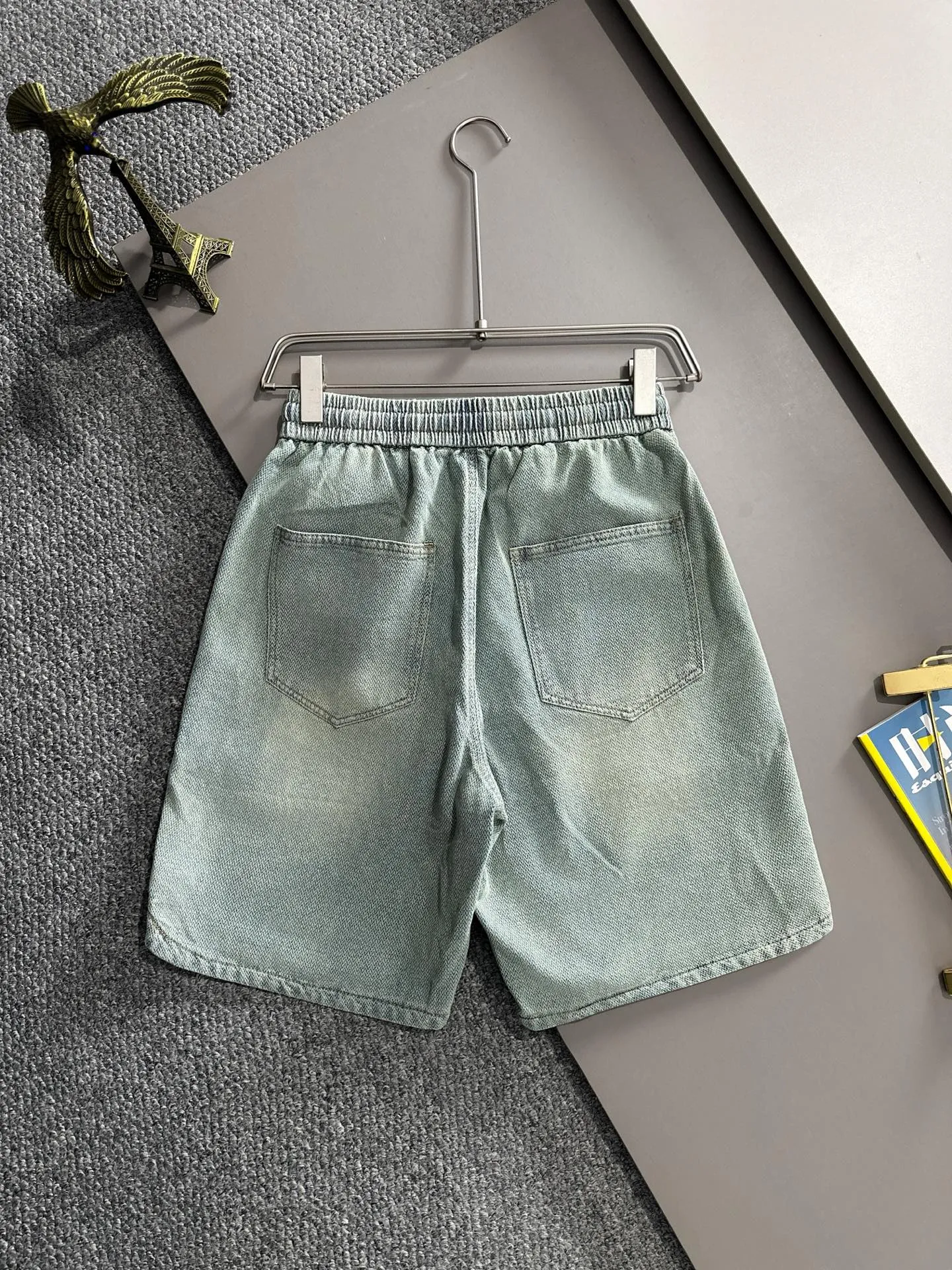 🅿️330 Stone Island 2025 summer new jeans denim shorts are woven from imported Japanese Denim plain cotton denim fabrics. They have three standards. The top stonewashing process makes the texture reach the old taste of the 1980s. It is soft, delicate, comfortable and breathable. The color has a modern and fashionable vicissitudes. The upper body is versatile and fashionable! Light luxury, a must-have item for daily commuting! Size: M-4XL (please state your height and weight when placing an order)